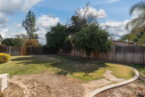 Exterior - 4101 Thatch Ave, Bakersfield, CA 93313 photo 7 of 9