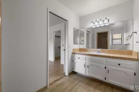 Bath - 4101 Thatch Ave, Bakersfield, CA 93313 photo 1 of 3