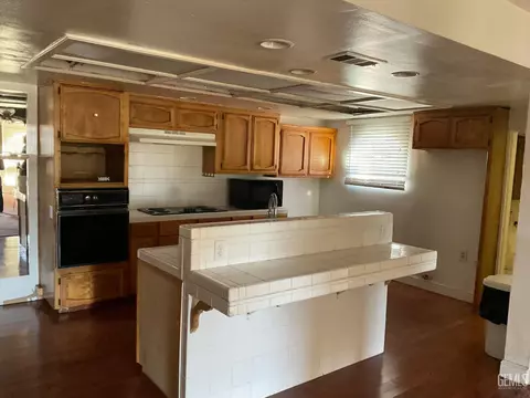 Kitchen - 1302 E 19th St, Bakersfield, CA 93305 photo 2 of 2