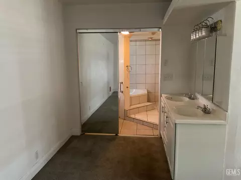 Bath - 1302 E 19th St, Bakersfield, CA 93305 photo 3 of 4