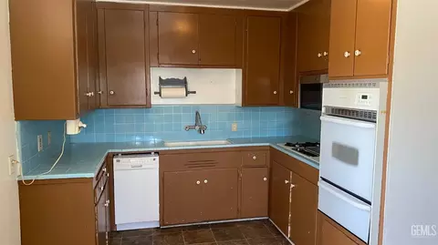 Kitchen - 105 D St, Taft, CA 93268 photo 1 of 2