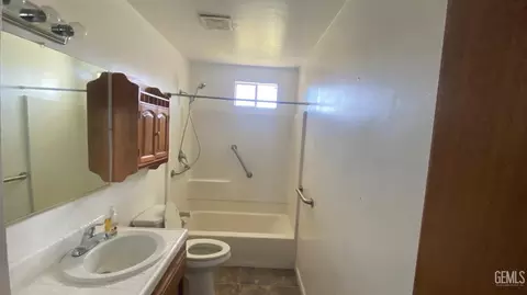 Bath - 105 D St, Taft, CA 93268 photo 1 of 1