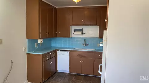 Kitchen - 105 D St, Taft, CA 93268 photo 2 of 2