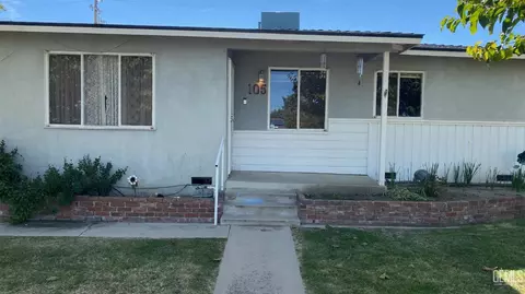 Exterior - 105 D St, Taft, CA 93268 photo 2 of 5