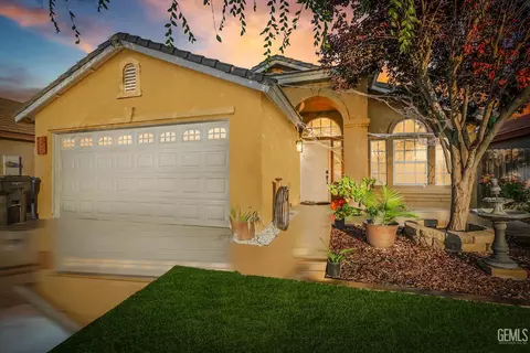 5906 Autumn Crest Dr, Bakersfield, CA 93313