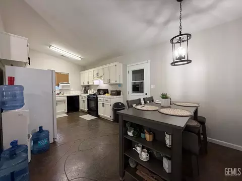 Kitchen - 9115 Maxwell Ct, Lamont, CA 93241 photo 1 of 2