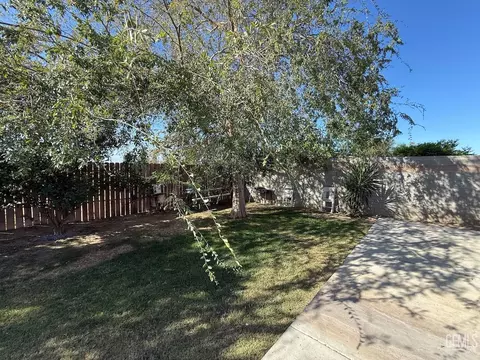 Exterior - 9115 Maxwell Ct, Lamont, CA 93241 photo 3 of 4