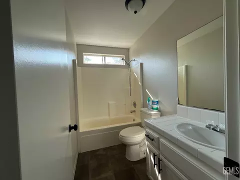 Bath - 9115 Maxwell Ct, Lamont, CA 93241 photo 4 of 4