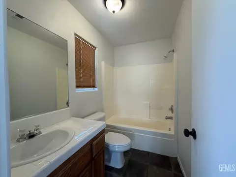 Bath - 9115 Maxwell Ct, Lamont, CA 93241 photo 3 of 4