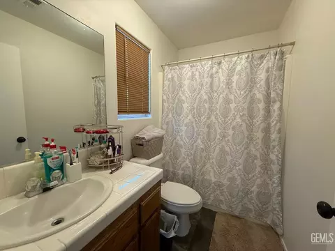 Bath - 9115 Maxwell Ct, Lamont, CA 93241 photo 1 of 4