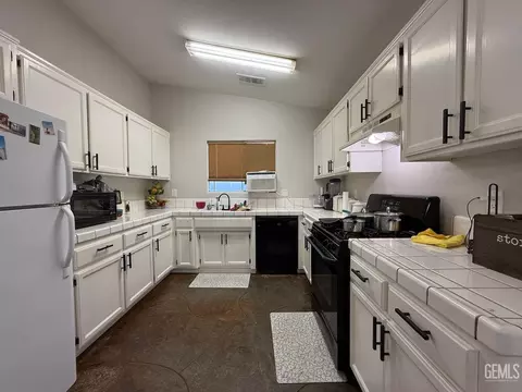 Kitchen - 9115 Maxwell Ct, Lamont, CA 93241 photo 2 of 2