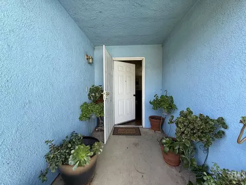 Entry Way - 9115 Maxwell Ct, Lamont, CA 93241 photo 2 of 3