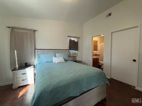 Bedroom - 9115 Maxwell Ct, Lamont, CA 93241 photo 1 of 8