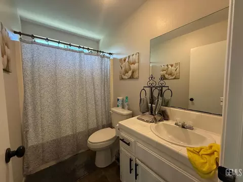 Bath - 9115 Maxwell Ct, Lamont, CA 93241 photo 2 of 4
