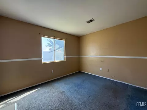 Bedroom - 9115 Maxwell Ct, Lamont, CA 93241 photo 6 of 8