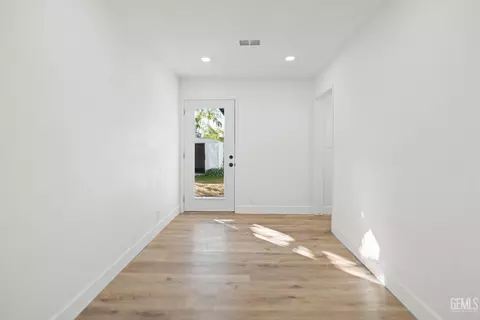 Entry Way - 402 W A St, Tehachapi, CA 93561 photo 5 of 6