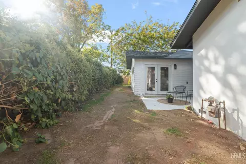 Exterior - 402 W A St, Tehachapi, CA 93561 photo 8 of 14