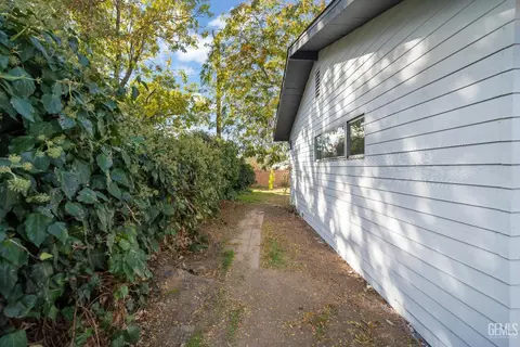 Exterior - 402 W A St, Tehachapi, CA 93561 photo 11 of 14