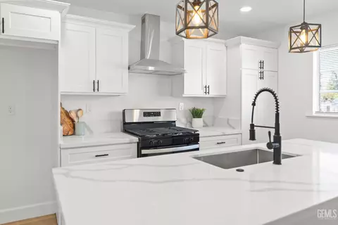 Kitchen - 402 W A St, Tehachapi, CA 93561 photo 3 of 5