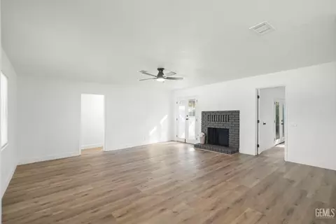 Living - 402 W A St, Tehachapi, CA 93561 photo 4 of 4