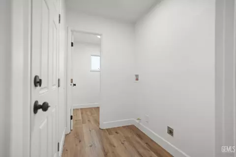 Entry Way - 402 W A St, Tehachapi, CA 93561 photo 6 of 6