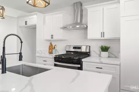 Kitchen - 402 W A St, Tehachapi, CA 93561 photo 4 of 5