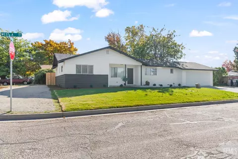 Exterior - 402 W A St, Tehachapi, CA 93561 photo 2 of 14