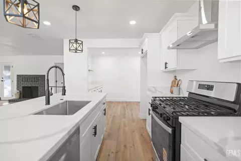Entry Way - 402 W A St, Tehachapi, CA 93561 photo 1 of 6