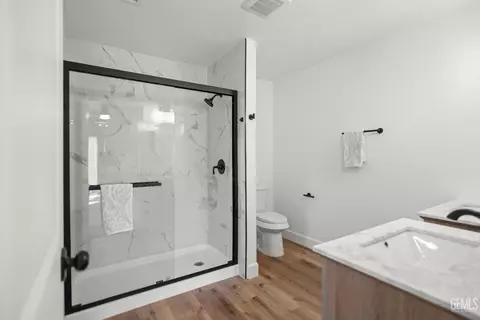 Bath - 402 W A St, Tehachapi, CA 93561 photo 1 of 6