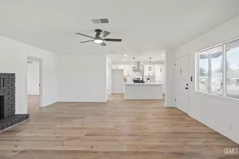 Living - 402 W A St, Tehachapi, CA 93561 photo 2 of 4