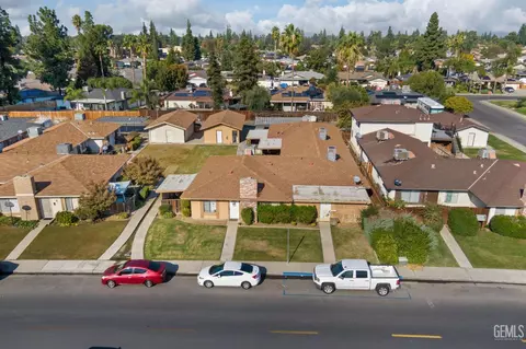 2700 N Half Moon Dr, Bakersfield, CA 93309