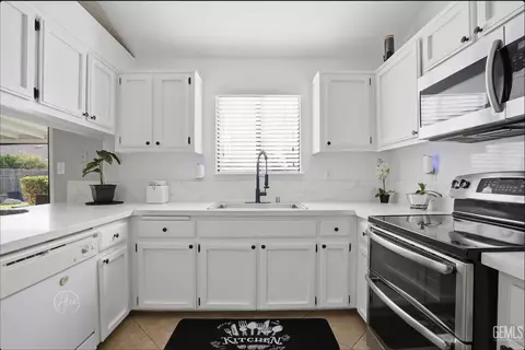 Kitchen - 4501 Gorbett Ln, Bakersfield, CA 93311 photo 2 of 3