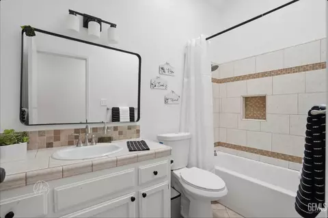 Bath - 4501 Gorbett Ln, Bakersfield, CA 93311 photo 2 of 2