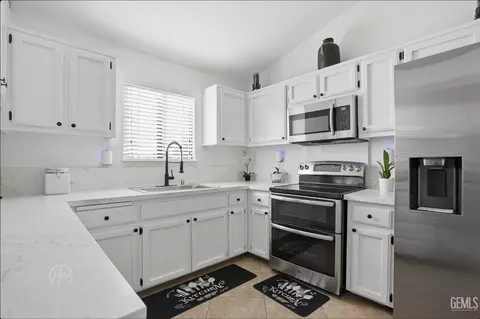 Kitchen - 4501 Gorbett Ln, Bakersfield, CA 93311 photo 1 of 3