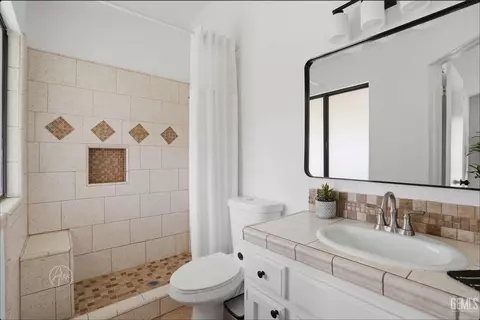 Bath - 4501 Gorbett Ln, Bakersfield, CA 93311 photo 1 of 2
