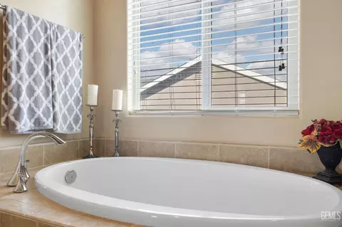 Bath - 9324 Red Pine Dr, Shafter, CA 93263 photo 2 of 4