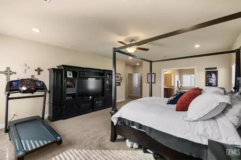 Bedroom - 9324 Red Pine Dr, Shafter, CA 93263 photo 3 of 10