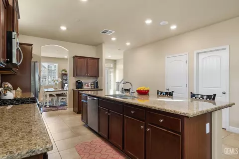 Entry Way - 9324 Red Pine Dr, Shafter, CA 93263 photo 6 of 9