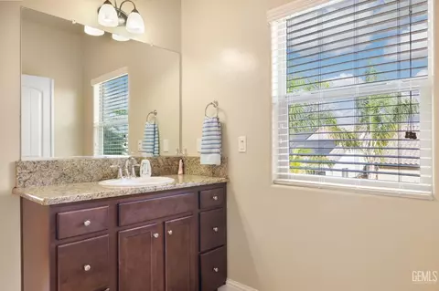 Bath - 9324 Red Pine Dr, Shafter, CA 93263 photo 3 of 4