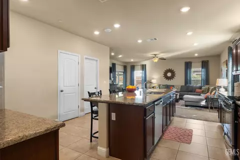 Entry Way - 9324 Red Pine Dr, Shafter, CA 93263 photo 3 of 9