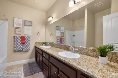 Bath - 9324 Red Pine Dr, Shafter, CA 93263 photo 4 of 4