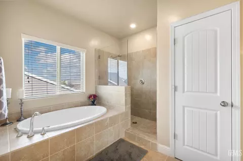 Bath - 9324 Red Pine Dr, Shafter, CA 93263 photo 1 of 4