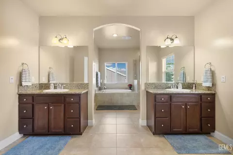 Entry Way - 9324 Red Pine Dr, Shafter, CA 93263 photo 9 of 9