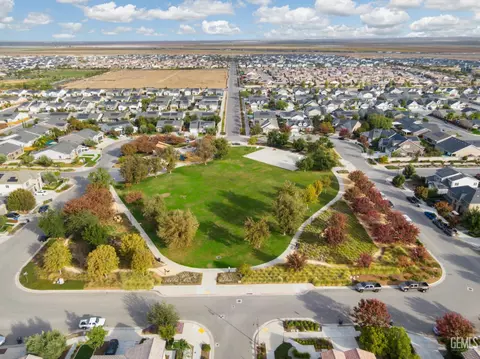 View/Area - 9324 Red Pine Dr, Shafter, CA 93263 photo 4 of 8