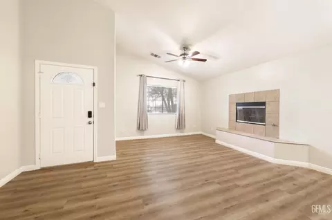 Living - 203 Pierce St, Taft, CA 93268 photo 2 of 4