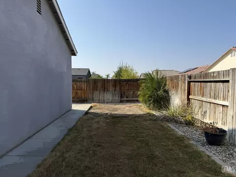 Exterior - 5706 Ocean Jasper Dr, Bakersfield, CA 93313 photo 4 of 5
