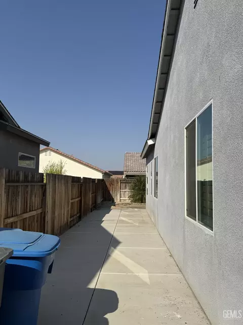 Exterior - 5706 Ocean Jasper Dr, Bakersfield, CA 93313 photo 5 of 5