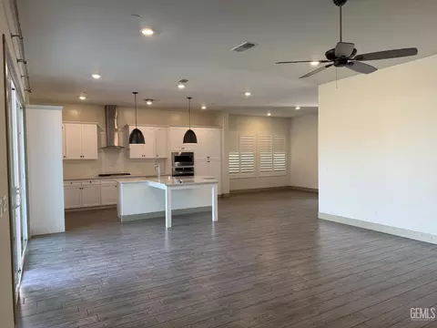 Living - 5706 Ocean Jasper Dr, Bakersfield, CA 93313 photo 2 of 3