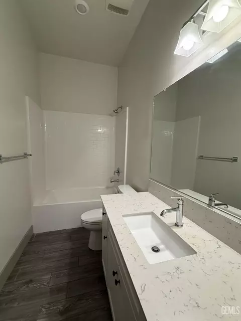 Bath - 5706 Ocean Jasper Dr, Bakersfield, CA 93313 photo 2 of 3
