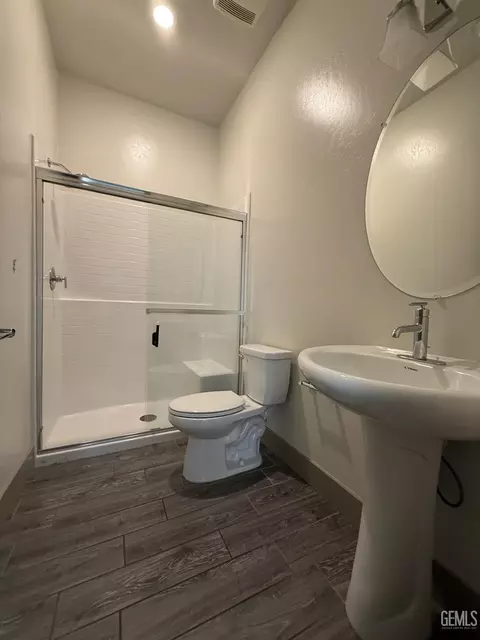 Bath - 5706 Ocean Jasper Dr, Bakersfield, CA 93313 photo 3 of 3